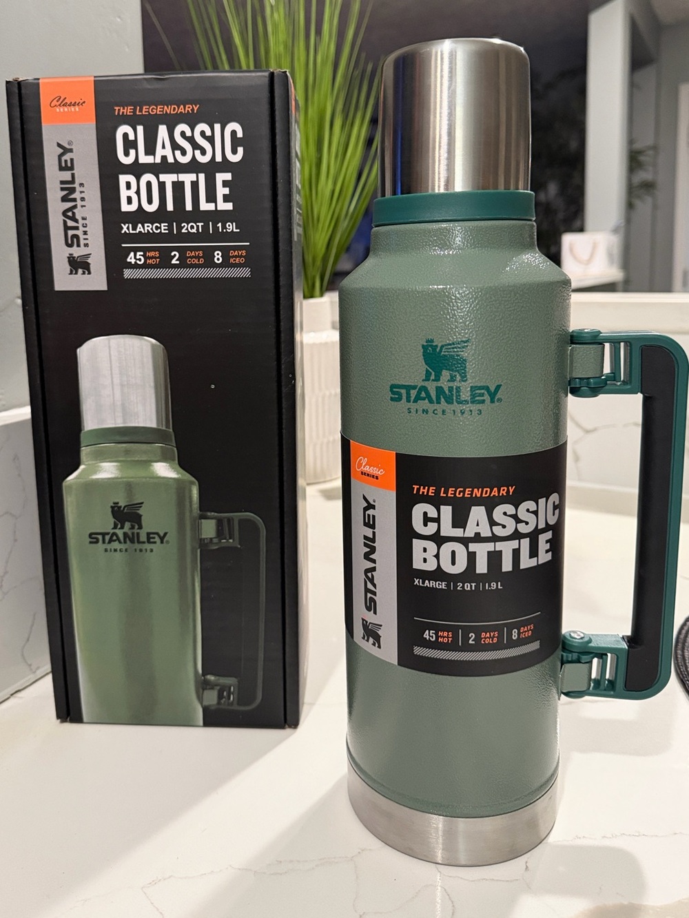 Stanley Classic Bottle XLarge in Hammertone Green (big daddy) 2Qts